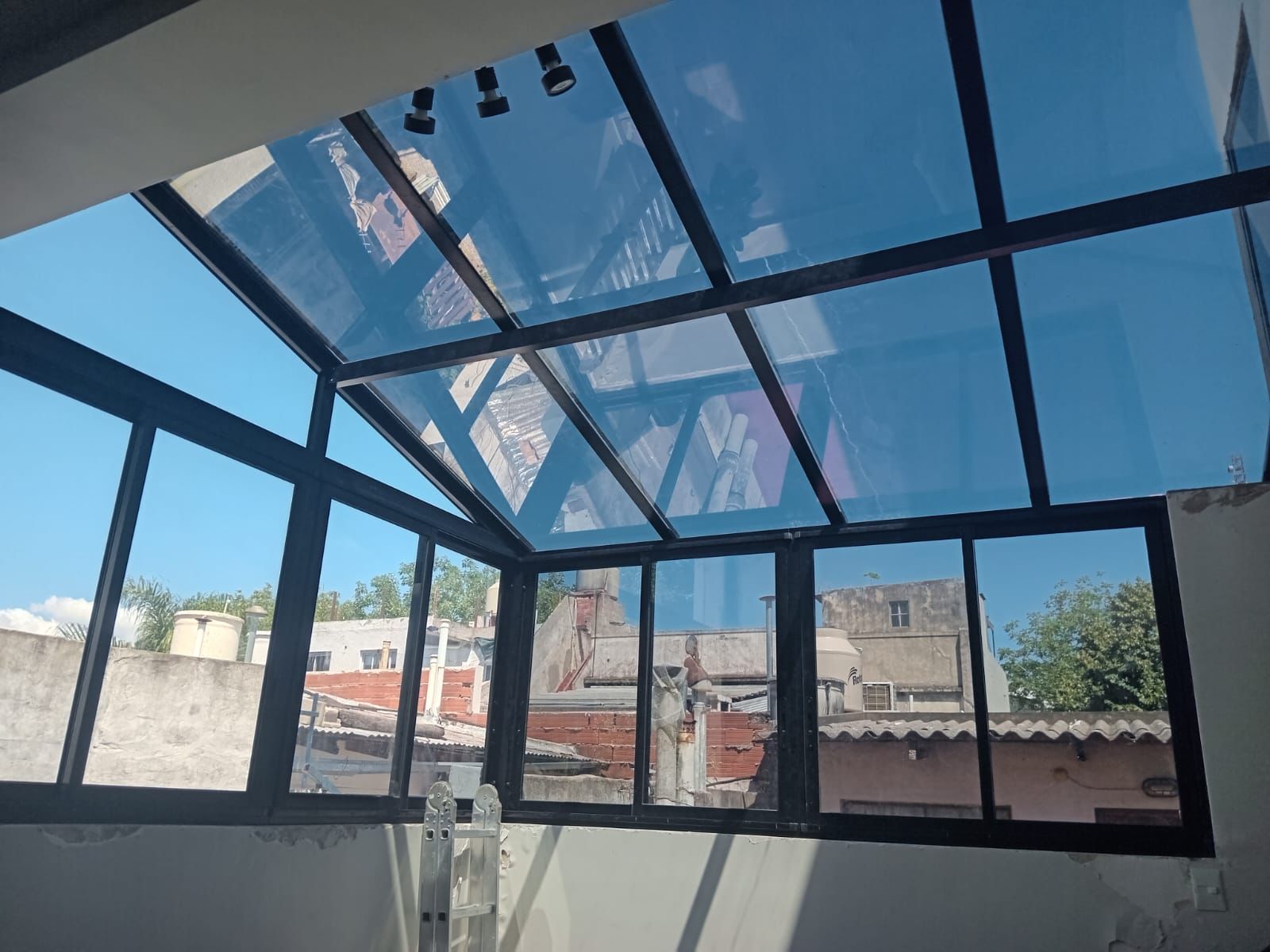 Cerramiento y techo de aluminio en vidrio DVH para quincho en terraza en la zona norte de Buenos Aires