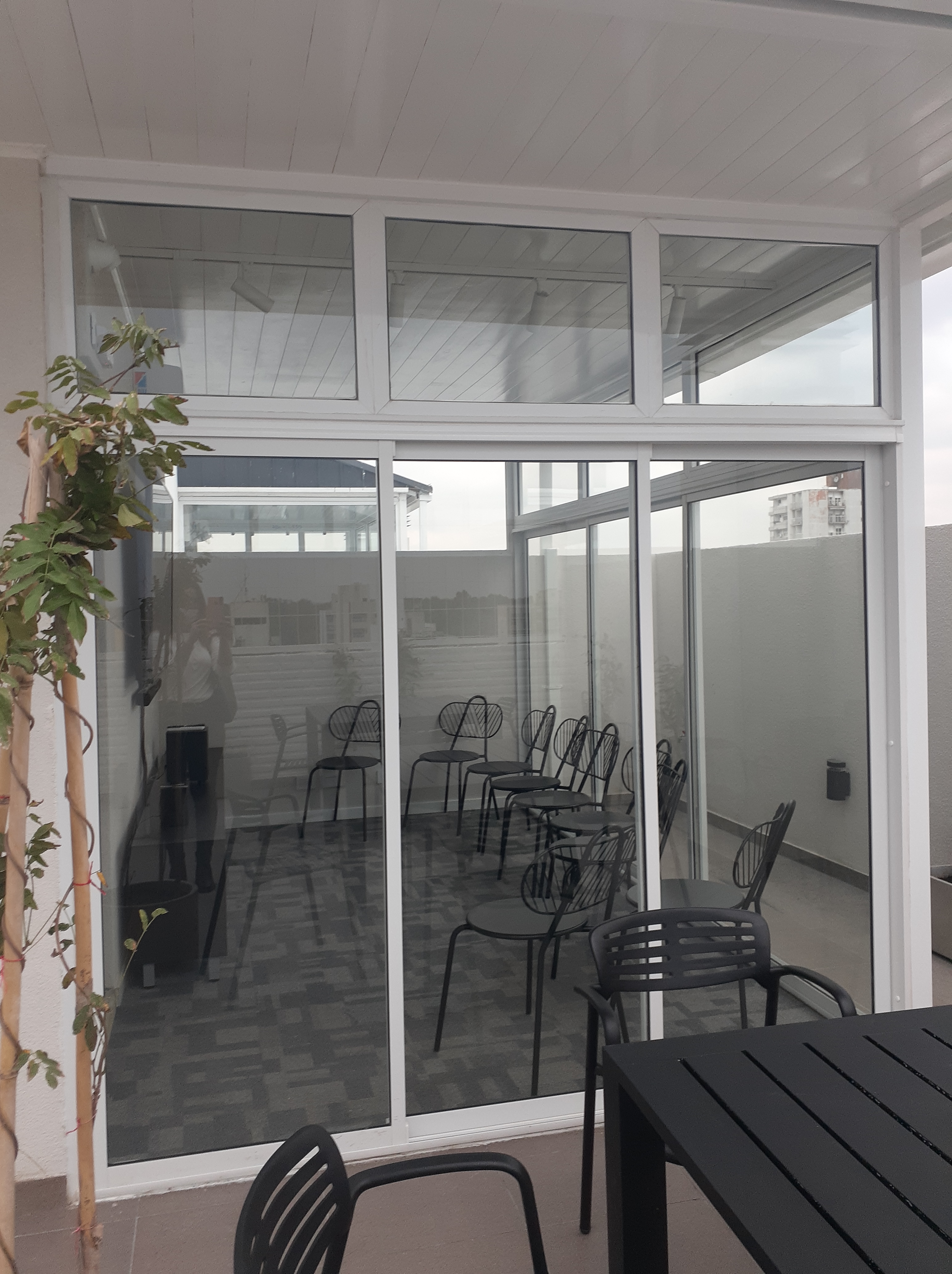 Aberturas y cerramientos de aluminio en aluminio blanco línea Módena de aluar con vidrio de seguridad laminado 3+3 para sum de edificio en Zona Norte