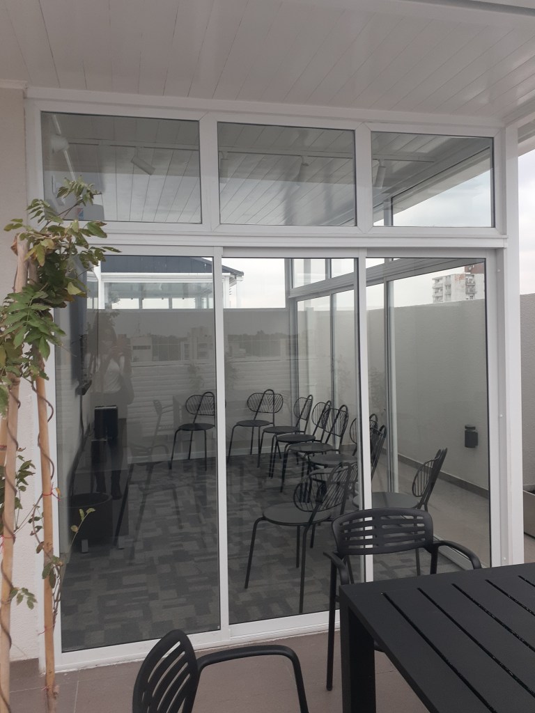 cerramiento vertical en aluminio blanco para sum de edifiio con vidrio laminado 3+3