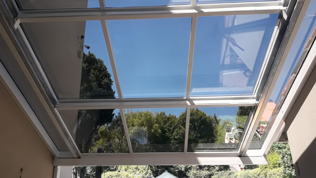 Techo vidriado en aluminio blanco para patio y jardin en Zona Norte La Lucila San Isidro Vicente Lopez