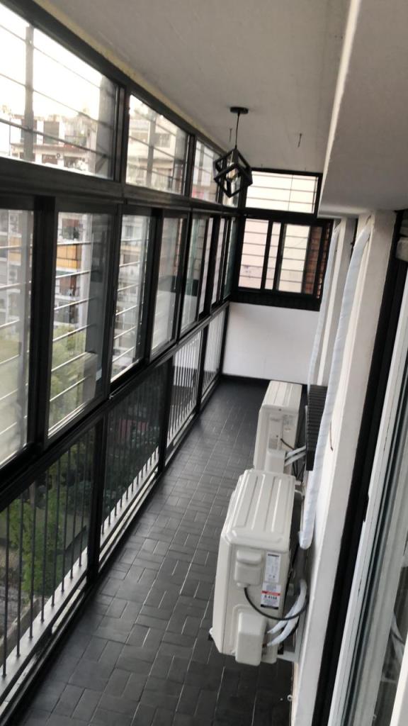 Aberturas y cerramiento de aluminio negro con vidrio dvh para balcón en Saavedra