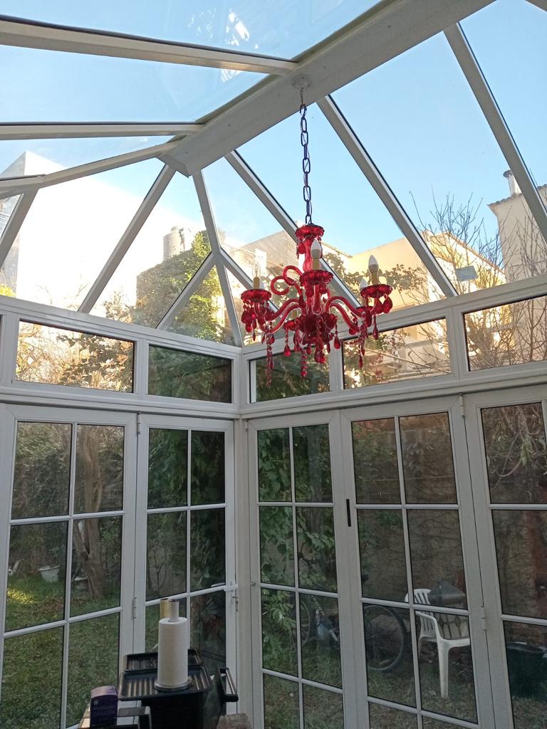 Techo y cerramiento de aluminio blanco con vidrios de seguridad DVH termoacústicos en San Isidro.