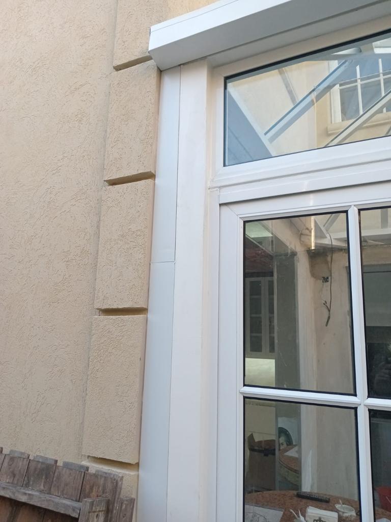 Abertura de aluminio blanco con vidrio de seguridad laminado 3+3 para quincho en Zona Norte Pilar, Tigre, San Isidro