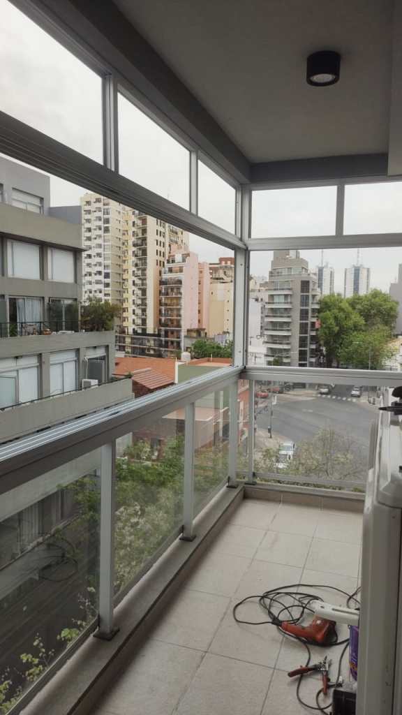 Aberturas de aluminio y cerramiento para balcón en Saavedra