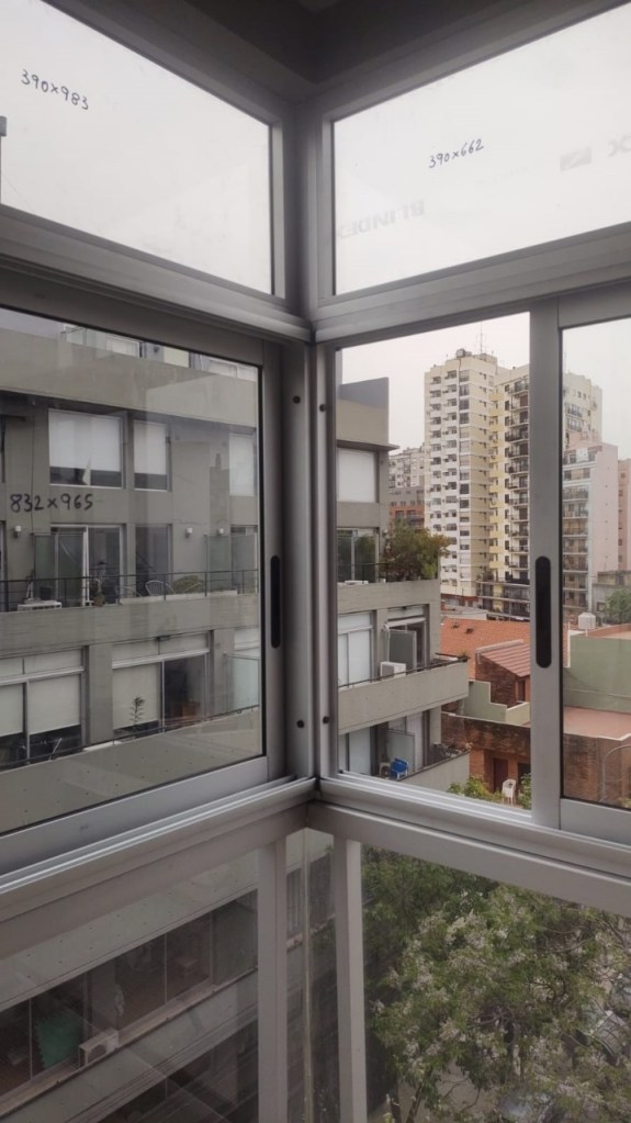 Aberturas de aluminio aluar anodizado con vidrios DVH Doble Vidriado Hermético en balcón en Villa Urquiza