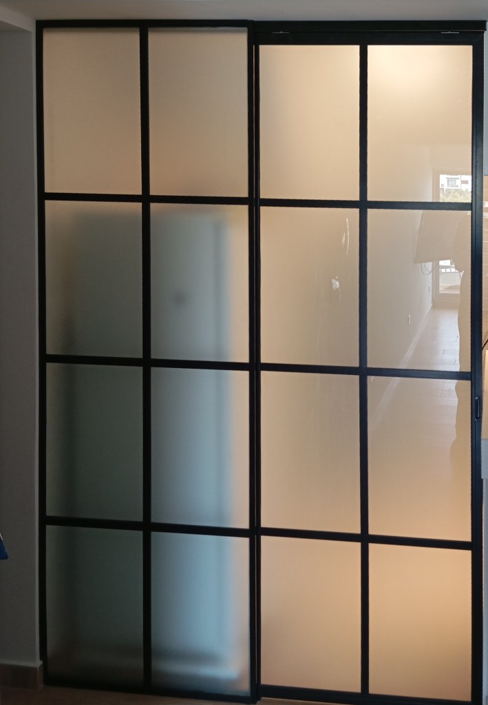 Aberturas en puerta granel para interior vidrio repartido diseño en aluminio negro original de aluar.
Belgrano, Nuñez, Palermo, Villa Crespo, Villa Urquiza.