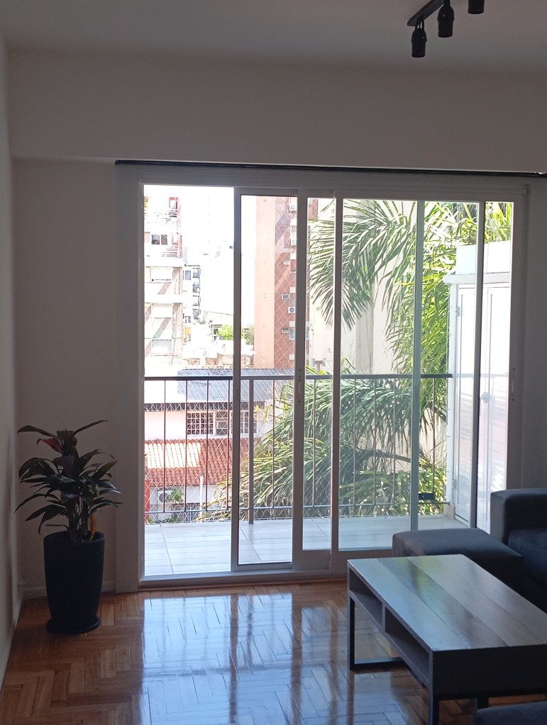 Puerta Balcón de aluminio blanco con vidrio de seguridad en departamento remodelado en Belgrano