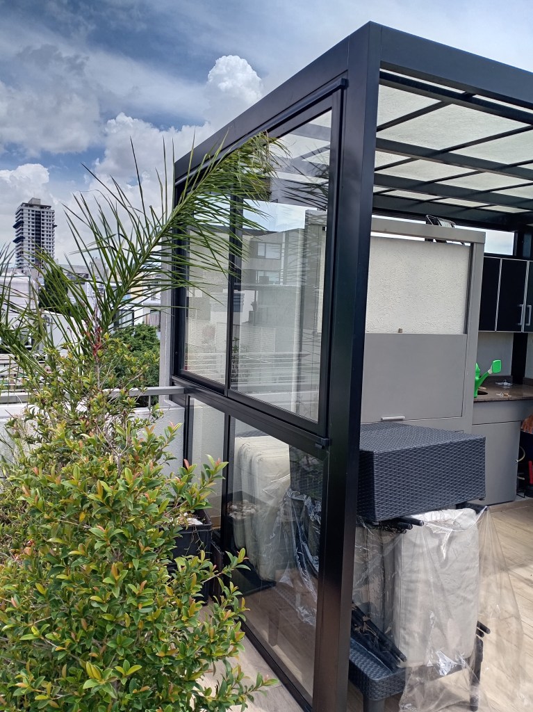 Cerramiento y abertura de aluminio con vidrio DVH para terraza en Belgrano