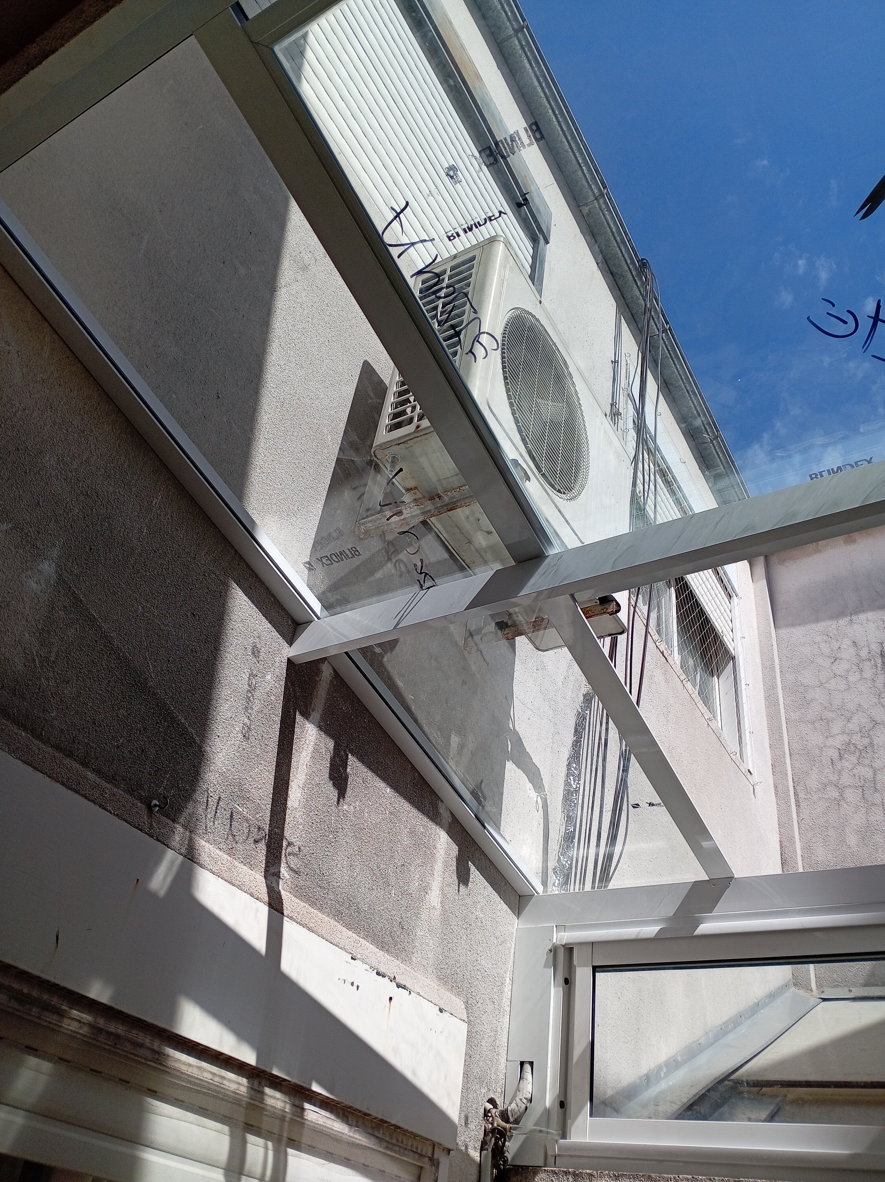 Techo de aluminio blanco de aluar con vidrio laminado 3+3 en patio de villa crespo