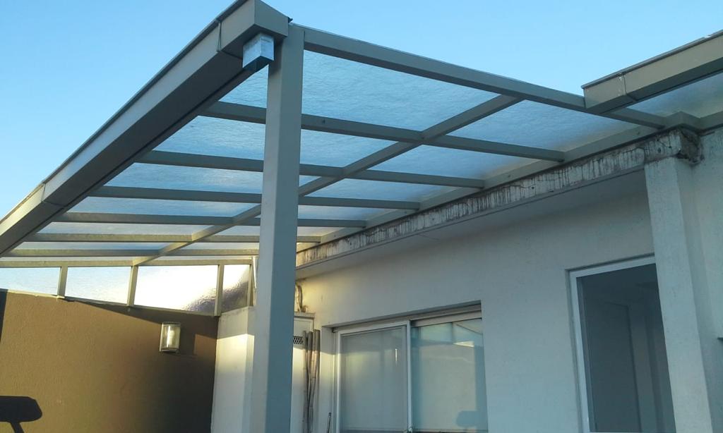 Techo translucido en hierro y poliacrílico compacto antigranizo para terraza en Belgrano